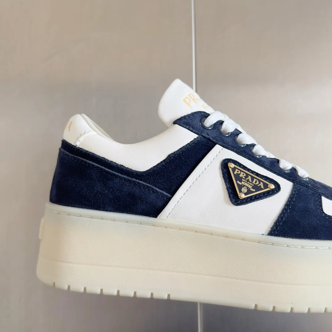 👟👟Ex-factory price 660👟👟 Top version Prada Latest Downtown Bold series Thick sole Platform shoes Triangle logo Casual sneakers White shoes Original purchase and development Production Downtown Bold sneakers are inspired by basketball shoes in the 1980s, with sporty design and exquisite details. Crafted from perforated leather, the statement platform sole provides a unique, modern style. The Prada logo is interpreted from different angles, decorated with the iconic enamel-coated triangular metal logo, highlighting the unique classic style. Exquisite packaging at the delivery counter🛍📦 ▪️Fabric: Original custom imported first-layer cowhide ▪️Inner lining: Original imported soft sheepskin ▪️Outsole: Original molded ultra-light foam material ▪️Sole thickness: 4.5CM ▪️Size: Women's 35-40